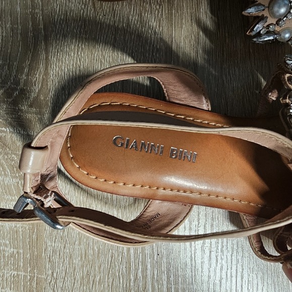 GIANNI BINI | PEARL AND RHINESTONE SANDAL SIZE 8 NWOT - Picture 2 of 4